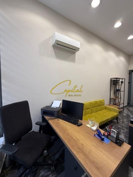 Tirane, jepet me qera zyre Kati 1, 20 m² 400 € (TREGU CAM)