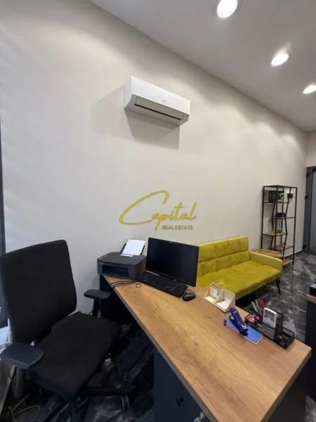 Tirane, jepet me qera zyre Kati 1, 20 m² 400 € (TREGU CAM)