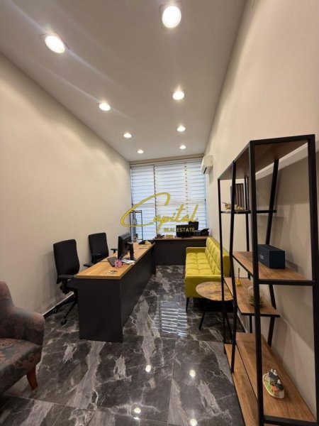 Tirane, jepet me qera zyre Kati 1, 20 m² 400 € (TREGU CAM)