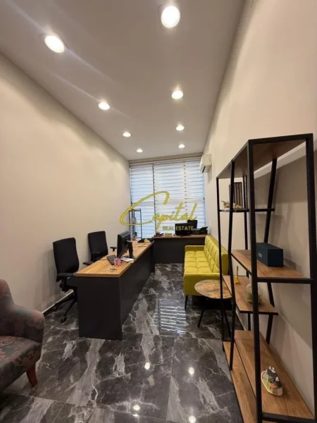 Tirane, jepet me qera zyre Kati 1, 20 m² 400 € (TREGU CAM)