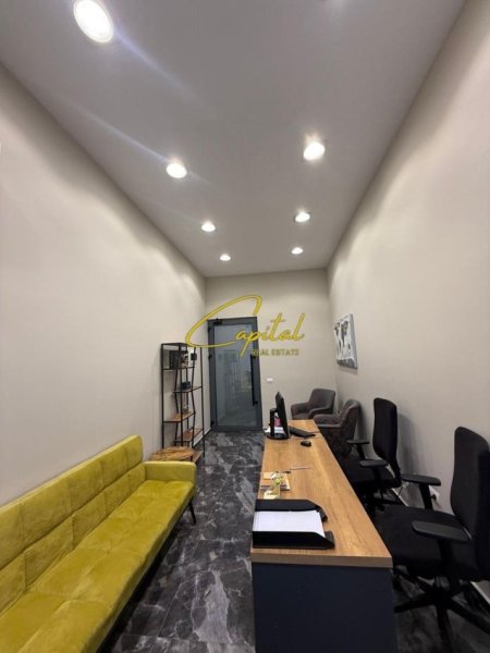 Tirane, jepet me qera zyre Kati 1, 20 m² 400 € (TREGU CAM)
