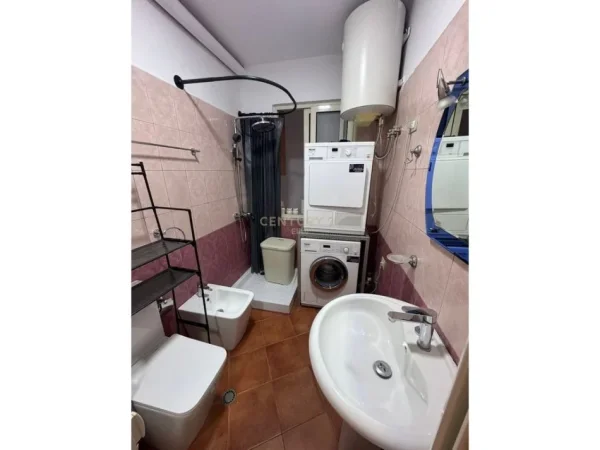 Tirane, jepet me qera apartament 1+1 Kati 1, 60 m² 500 € (21 Dhjetori)