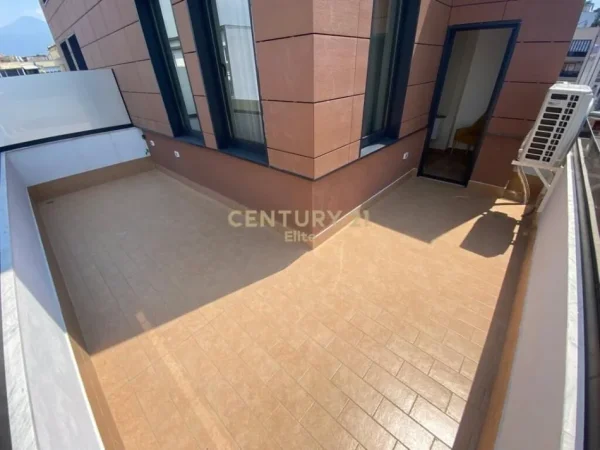 Tirane, jepet me qera apartament 1+1 Kati 7, 60 m² 830 € (Rruga e Barrikadave)