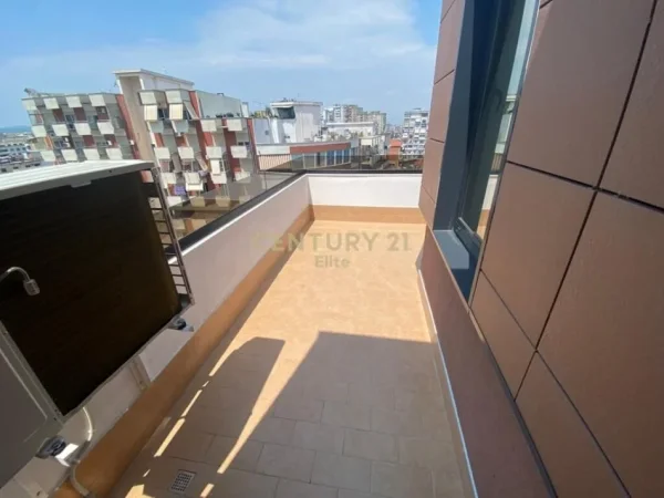 Tirane, jepet me qera apartament 1+1 Kati 7, 60 m² 830 € (Rruga e Barrikadave)