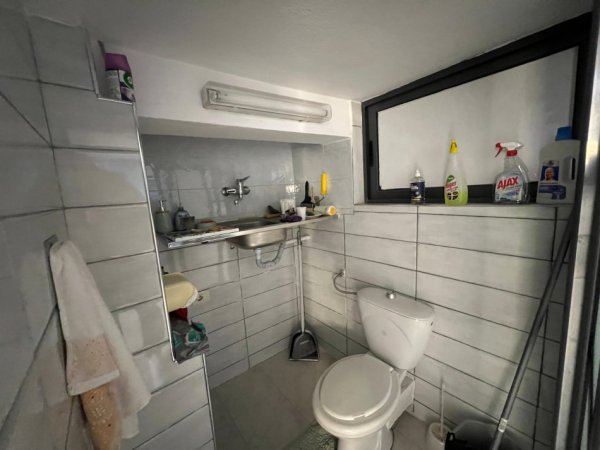 Tirane, jepet me qera ambjent biznesi Kati 0, 28 m² 300 € (sheshi willson)