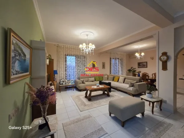 Vlore, jepet me qera Vile Kati 3, 300 m² 3.000 € (Uji i Ftohtë)