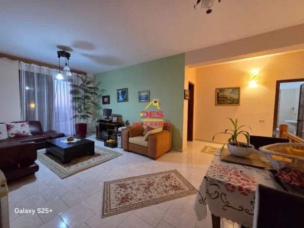 Vlore, jepet me qera Vile Kati 3, 300 m² 3.000 € (Uji i Ftohtë)