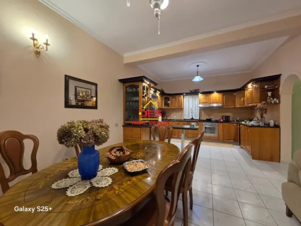 Vlore, jepet me qera Vile Kati 3, 300 m² 3.000 € (Uji i Ftohtë)