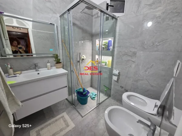 Vlore, jepet me qera Vile Kati 3, 300 m² 3.000 € (Uji i Ftohtë)