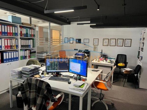 Tirane, jepet me qera ambjent biznesi Kati 1, 72 m² 1.100 € (pazari i ri)