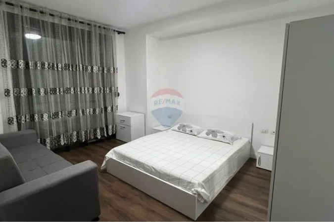 Tirane, jepet me qera apartament 3+1+Ballkon Kati 5, 900 m² 900 € (Skender Luarasi)