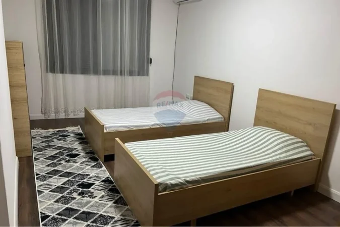 Tirane, jepet me qera apartament 3+1+Ballkon Kati 5, 900 m² 900 € (Skender Luarasi)
