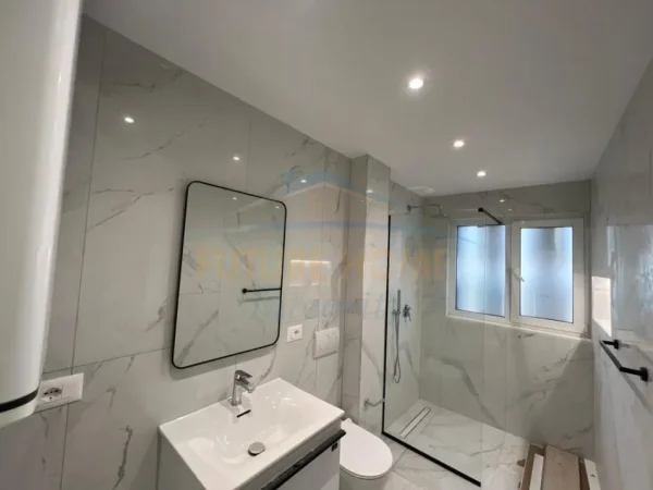 Shqiperi, jepet me qera ambjent biznesi Kati 4, 105 m² 1.200 € (9 kateshet)