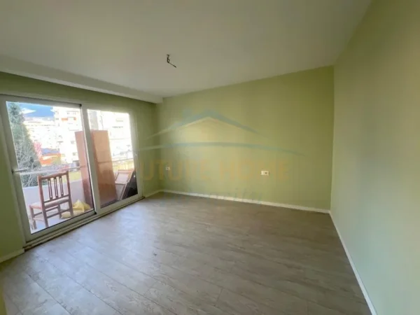 Shqiperi, jepet me qera ambjent biznesi Kati 4, 105 m² 1.200 € (9 kateshet)