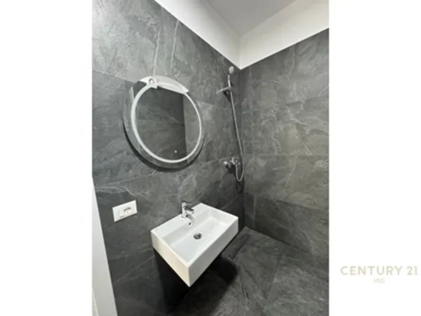 Tirane, jepet me qera zyre Kati 5, 70 m² 500 € (Bulevardi i ri)