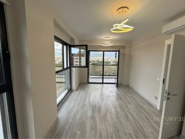 Tirane, jepet me qera zyre Kati 5, 70 m² 500 € (Bulevardi i ri)