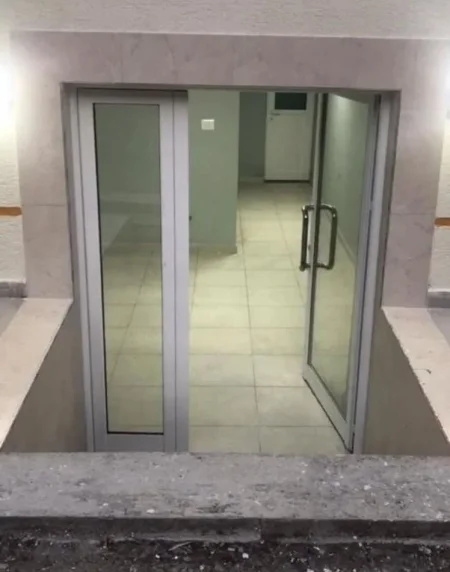 Tirane, shitet dyqan Kati 0, 31 m² 118.000 € (BULEVARDI BAJRAM CURRI)