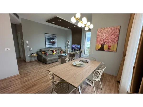 Tirane, shitet apartament 2+1+Post Parkimi  Kati 4, 110 m² 260.000 € (farmacia 10)