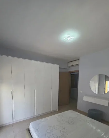 Tirane, jepet me qera apartament 1+1+Ballkon Kati 2, 68 m² 50,000 ALL (Qendra Concord, Rruga 5 Maji)