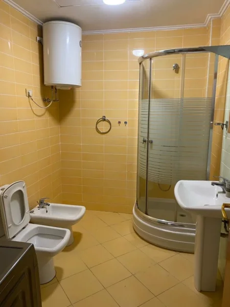 Tirane, jepet me qera apartament 1+1 Kati 3, 70 m² 500 € (LIQENI THATE)