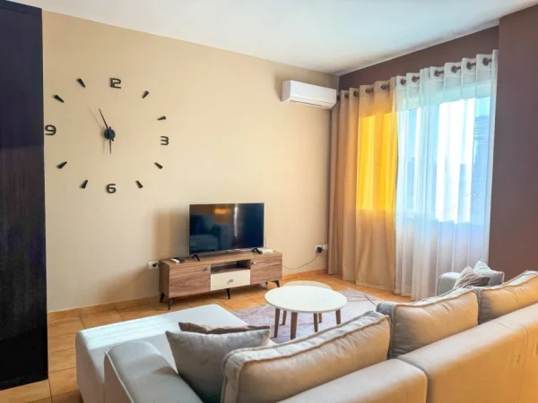 Tirane, jepet me qera apartament 1+1+Ballkon Kati 4, 73 m² 750 € (Rruga e Barrikadave)