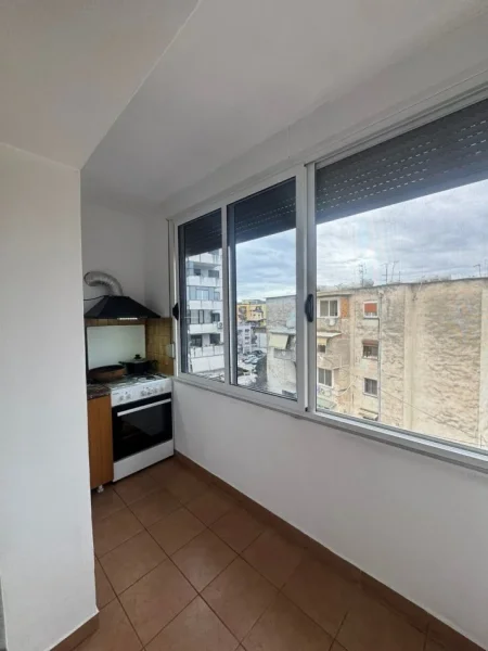 Tirane, shitet apartament 2+1+Ballkon Kati 5, 75 m² 128.000 € (Tregu Elektrik)