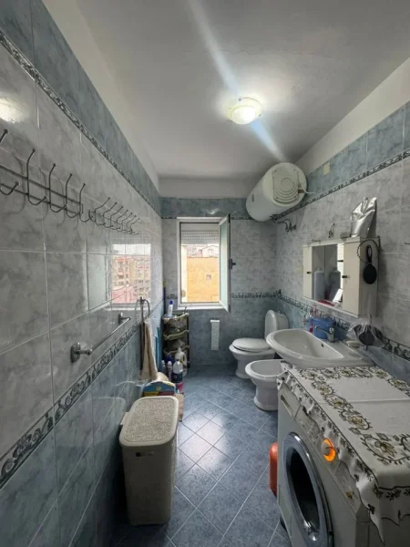 Tirane, shitet apartament 2+1+Ballkon Kati 5, 75 m² 128.000 € (Tregu Elektrik)