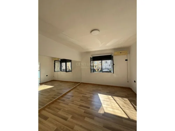 Tirane, jepet me qera apartament 1+1 Kati 2, 54 m² 500 € (Ali Demi)