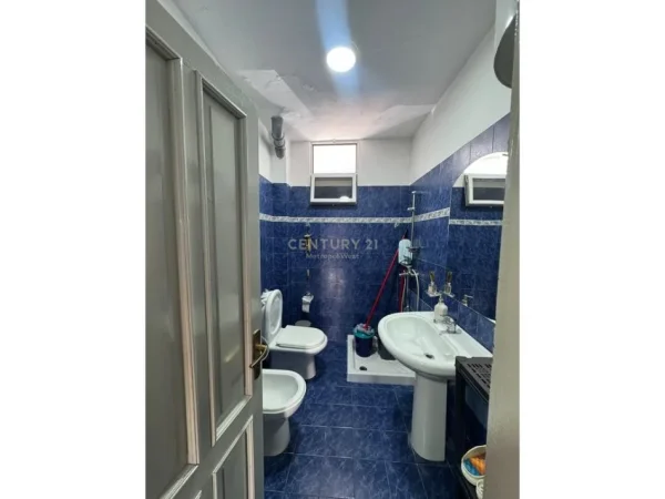Tirane, jepet me qera apartament 1+1 Kati 2, 54 m² 500 € (Ali Demi)