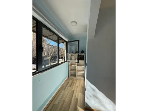 Tirane, jepet me qera apartament 1+1 Kati 2, 54 m² 500 € (Ali Demi)