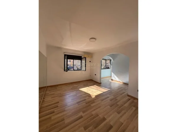 Tirane, jepet me qera apartament 1+1 Kati 2, 54 m² 500 € (Ali Demi)