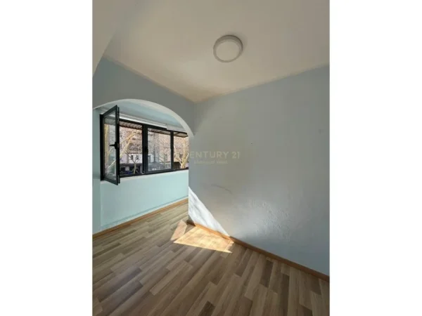 Tirane, jepet me qera apartament 1+1 Kati 2, 54 m² 500 € (Ali Demi)