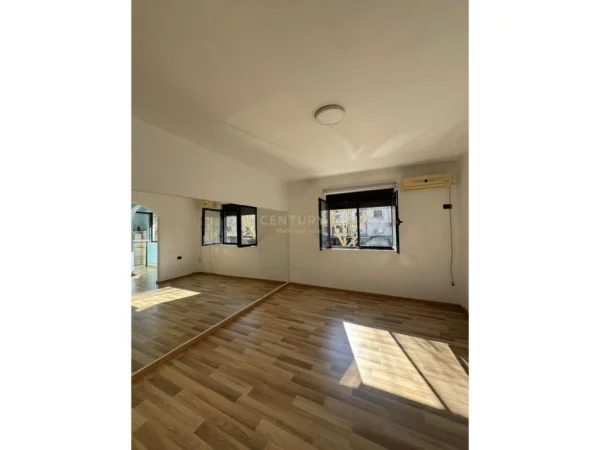 Tirane, jepet me qera apartament 1+1 Kati 2, 54 m² 500 € (Ali Demi)