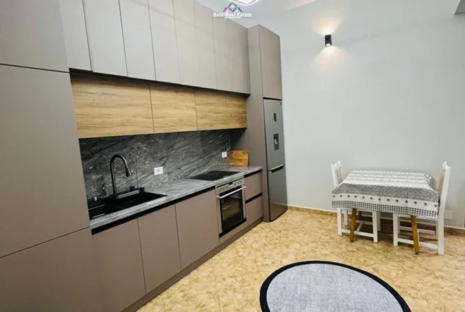 Tirane, jepet me qera apartament 2+1 Kati 4, 80 m² 600 € (Ish parku)
