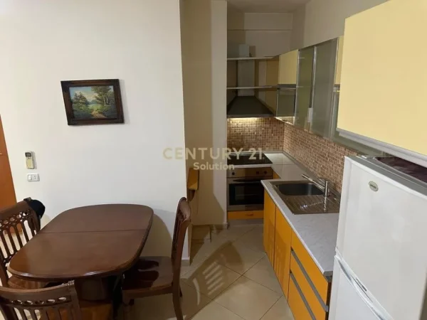 Tirane, jepet me qera apartament Dublex Kati 6, 82 m² 530 € (MERDAR SHTYLLA)