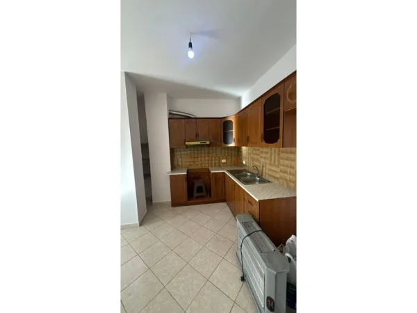 Tirane, jepet me qera apartament 2+1 , 105 m² 400 € (Misto Mame)