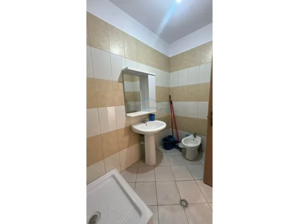 Tirane, jepet me qera apartament 2+1 Kati 8, 105 m² 400 € (MISTO MAME)