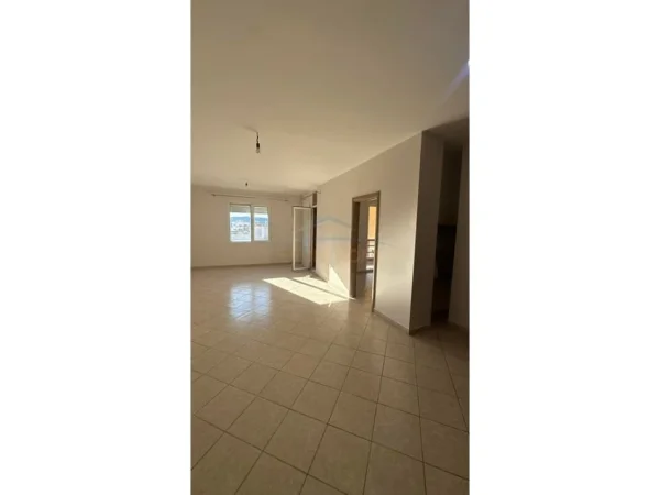 Tirane, jepet me qera apartament 2+1 , 105 m² 400 € (Misto Mame)