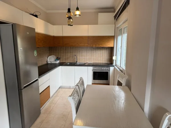 Tirane, jepet me qera apartament 2+1 , 95 m² 500 € (Sauk)