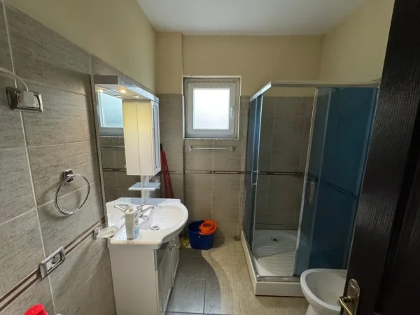 Tirane, jepet me qera apartament 2+1 , 95 m² 500 € (Sauk)