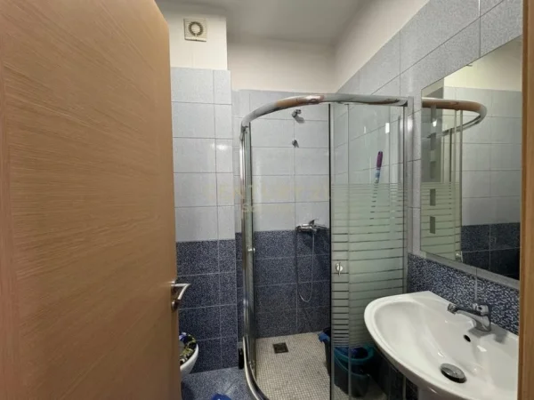 Tirane, jepet me qera apartament 2+1 Kati 3, 112 m² 600 € (MIKEL MARULI)