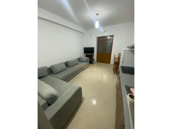 Tirane, jepet me qera apartament 1+1 Kati 1, 265 € (SANATARIUMI)