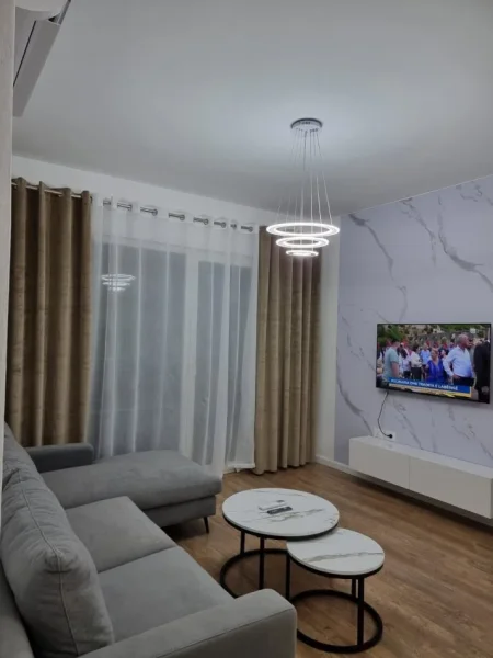 Tirane, jepet me qera apartament 1+1+Ballkon Kati 4, 65 m² 850 € (Komuna Parisit)