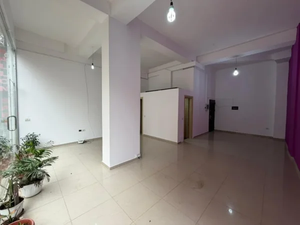 Tirane, jepet me qera ambjent biznesi Kati 0, 53 m² 500 € (Astir)