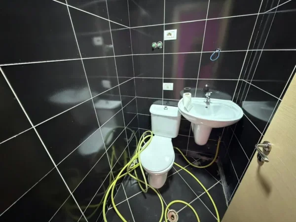 Tirane, jepet me qera ambjent biznesi Kati 0, 53 m² 500 € (Astir)