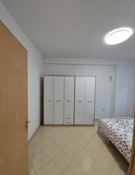 Tirane, jepet me qera apartament 2+1+Ballkon Kati 2, 90 m² 500 €