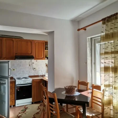 Tirane, jepet me qera apartament 2+1+Ballkon Kati 2, 75 m² 500 € (Pranë Gjimnazit “Ismail Qemali”)