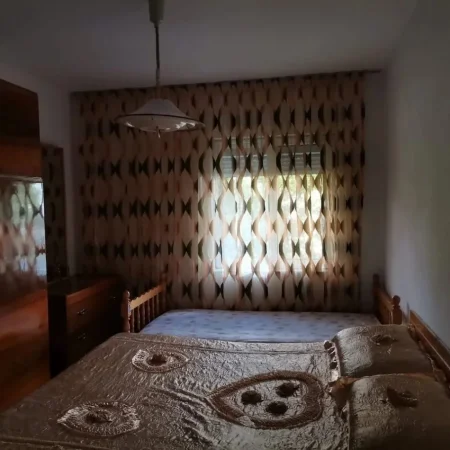 Tirane, jepet me qera apartament 2+1+Ballkon Kati 2, 75 m² 500 € (Pranë Gjimnazit “Ismail Qemali”)