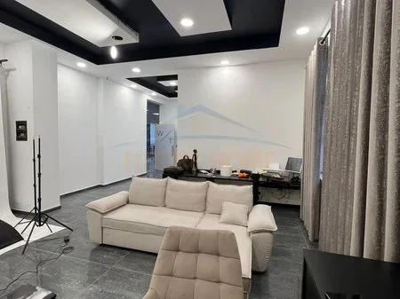 Tirane, jepet me qera ambjent biznesi Kati 2, 60 m² 400 € (unaza e re)