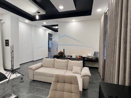 Tirane, jepet me qera ambjent biznesi Kati 2, 60 m² 400 € (unaza e re)